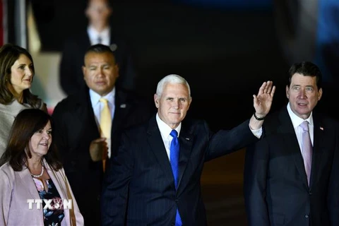 Phó Tổng thống Mỹ Mike Pence (giữa) và phu nhân tới Tokyo, Nhật Bản, ngày 12/11/2018. (Ảnh: AFP/TTXVN)