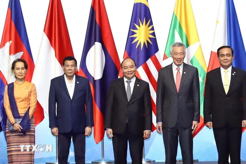 Thủ tướng Nguyễn Xuân Phúc và các trưởng đoàn chụp ảnh chung tại Lễ khai mạc Hội nghị Cấp cao ASEAN 33. (Ảnh: Thống Nhất/TTXVN)
