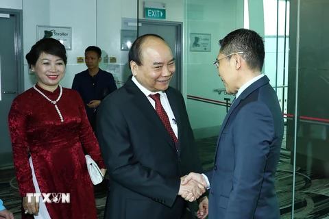 Quan chức chính phủ Singapore đón Thủ tướng Nguyễn Xuân Phúc tại sân bay quốc tế Changi. (Ảnh: Thống Nhất/TTXVN)