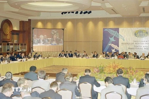 Phiên họp Hội nghị Bộ trưởng APEC lần thứ 10 tại Kuala Lumpur (Malaysia), ngày 14/11/1998. Tại phiên khai mạc hội nghị, Việt Nam, Nga, Peru đã được kết nạp vào APEC, đưa tổng số thành viên APEC lên 21. (Ảnh: Thế Thuần/TTXVN)