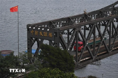 Xe tải chở hàng hóa trên cây cầu hữu nghị tại thành phố Đan Đông, tỉnh Liêu Ninh, biên giới Trung Quốc - Triều Tiên ngày 4/9/2017. (Nguồn: AFP/TTXVN)