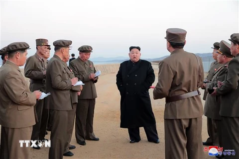 Nhà lãnh đạo Triều Tiên Kim Jong-un (giữa) thị sát buổi thử nghiệm một loại vũ khí chiến thuật tối tân tại bãi thử ở Viện Quốc phòng Triều Tiên ngày 16/11/2018. (Ảnh: YONHAP/ TTXVN)