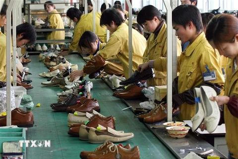 Công nhân sản xuất giầy tại nhà máy của Hãng Kangnai, thành phố Ôn Châu, tỉnh Chiết Giang, Trung Quốc. (Ảnh: AFP/TTXVN)
