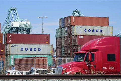 Hàng hóa được xếp tại cảng ở Long Beach, California, Mỹ ngày 6/7. (Ảnh: AFP/ TTXVN)