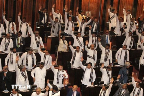 Các nghị sỹ Quốc hội Sri Lanka biểu quyết bất tín nhiệm chính phủ của tân Thủ tướng Mahinda Rajapakse tại phiên họp ở Colombo ngày 14/11/2018. (Ảnh: THX/TTXVN)
