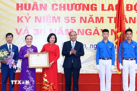 Thủ tướng Nguyễn Xuân Phúc trao tặng Huân chương Lao động hạng Nhì của Chủ tịch nước cho Trường THPT Đa Phúc. (Ảnh: Thống Nhất/TTXVN)