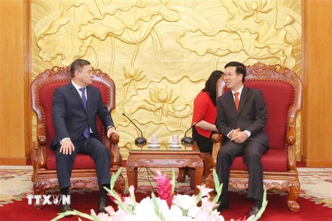 Trưởng Ban Tuyên giáo Trung ương tiếp ông K.B Zhumasey, Bí thư Trung ương Đảng Nur Otan, Cộng hòa Kazakhstan nhân chuyến thăm và làm việc tại Việt Nam. (Ảnh: Phương Hoa/TTXVN)