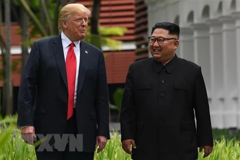 Tổng thống Mỹ Donald Trump (trái) trong cuộc gặp thượng đỉnh lịch sử với Nhà lãnh đạo Triều Tiên Kim Jong-un tại Singapore ngày 11/6 vừa qua. (Ảnh: AFP/TTXVN)