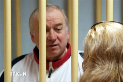 Cựu điệp viên người Nga Sergei Skripal (trái) tại một phiên tòa ở Moskva, Nga ngày 9/8/2006. (Ảnh: AFP/TTXVN)
