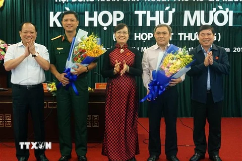 Ông Nguyễn Trường Thắng, Tư lệnh Bộ Tư lệnh Thành phố (thứ 2 từ trái qua) và ông Huỳnh Văn Hồng Ngọc, Trưởng Ban dân tộc Thành phố (thứ 4 từ trái qua) được bầu là Ủy viên UBND Thành phố. (Ảnh: Thu Hoài/TTXVN)