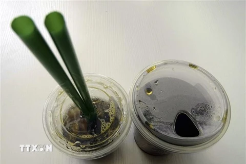 Cốc càphê sử dụng ống hút nhựa (trái) của Starbucks sẽ được thay thế bằng cốc nhựa với nắp đậy có khe hở (phải). Ảnh: (Nguồn: AFP/TTXVN)