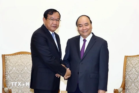 Thủ tướng Nguyễn Xuân Phúc tiếp Phó Thủ tướng, Bộ trưởng Bộ Ngoại giao và Hợp tác quốc tế Campuchia Prak Sokhonn. (Ảnh: Thống Nhất/TTXVN)