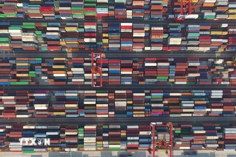 Hàng hóa được xếp tại cảng ở Thượng Hải, Trung Quốc ngày 25/7/2018. (Ảnh: THX/ TTXVN)