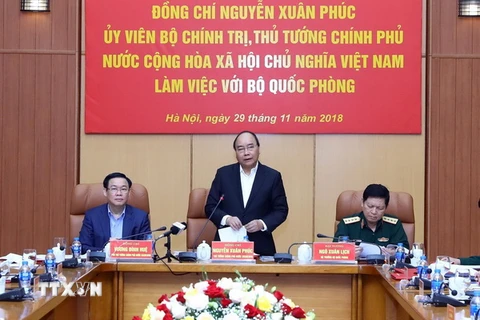 Thủ tướng Nguyễn Xuân Phúc làm việc với lãnh đạo Bộ Quốc phòng. (Ảnh: Thống Nhất/TTXVN)