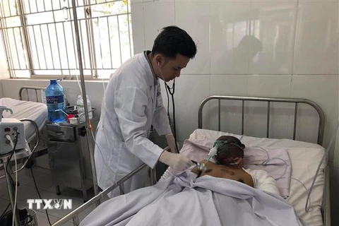 Bệnh nhân Thạch Vân - tài xế xe bồn chở xăng bị lật đang được điều trị tích cực tại Bệnh viện Chợ Rẫy. (Ảnh: Đinh Hằng/TTXVN)