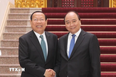 Thủ tướng Chính phủ Nguyễn Xuân Phúc tiếp Bộ trưởng Bộ Kế hoạch Campuchia Chhay Than đang thăm và làm việc tại Việt Nam. (Ảnh: Lâm Khánh/TTXVN)