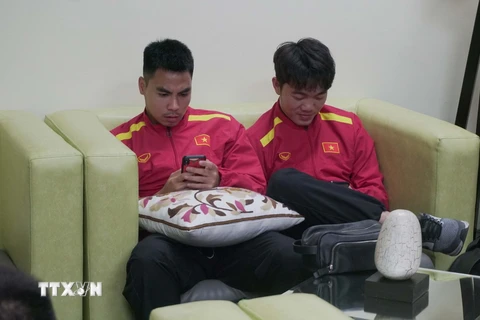 2 cầu thủ Đức Huy (trái) và Xuân Trường (phải) trong phòng chờ nhập cảnh tại sân bay Bacolod. 