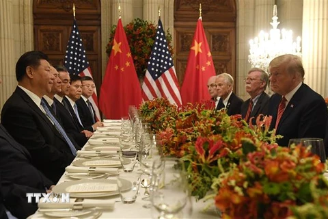 Tổng thống Mỹ Donald Trump (thứ 2, phải) và Chủ tịch nước Trung Quốc Tập Cận Bình (thứ 2, trái) tại bữa tối làm việc bên lề Hội nghị thượng đỉnh G20. (Ảnh: AFP/ TTXVN)