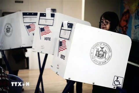 Cử tri bỏ phiếu tại điểm bầu cử Quốc hội giữa nhiệm kỳ tại Manhattan, New York (Mỹ) ngày 6/11/2018. (Ảnh: AFP/ TTXVN)