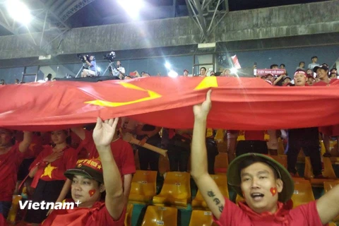 Cổ động viên Việt Nam vỡ òa trước chiến thắng trên sân Panaad