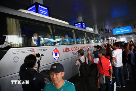 Đội tuyển Việt Nam trong vòng vây người hâm mộ tại sân bay Nội Bài