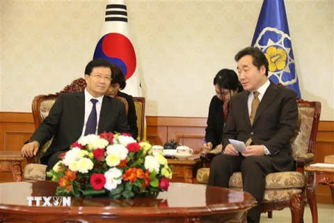 Phó Thủ tướng Chính phủ Trịnh Đình Dũng hội kiến Thủ tướng Hàn Quốc Lee Nak-yeon. (Ảnh: Mạnh Hùng/ TTXVN)