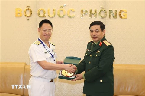 Thượng tướng Phan Văn Giang trao biểu tượng Bộ Tổng tham mưu QĐND Việt Nam tặng Chuẩn Đô đốc Yoshihiro Goka. (Ảnh: TTXVN/phát)