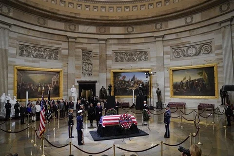 Linh cữu cố Tổng thống Mỹ George H.W. Bush (Bush "cha") được quàn bên trong điện Capitol, Washington DC., ngày 3/12. (Ảnh: THX/ TTXVN)