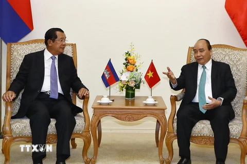 Thủ tướng Nguyễn Xuân Phúc và Thủ tướng Campuchia Samdech Techo Hun Sen hội đàm hẹp. (Ảnh: Thống Nhất/TTXVN)
