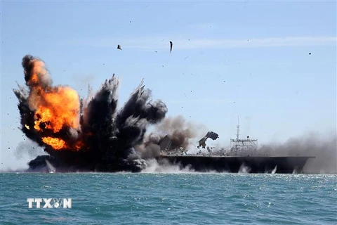 Binh sỹ Iran tham gia tập trận tại eo biển Hormuz ngày 25/2/2015. (Nguồn: AFP/TTXVN)