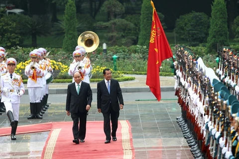 Thủ tướng Nguyễn Xuân Phúc và Thủ tướng Campuchia Samdech Techo Hun Sen duyệt Đội danh dự Quân đội nhân dân Việt Nam. (Ảnh: Thống Nhất/TTXVN)