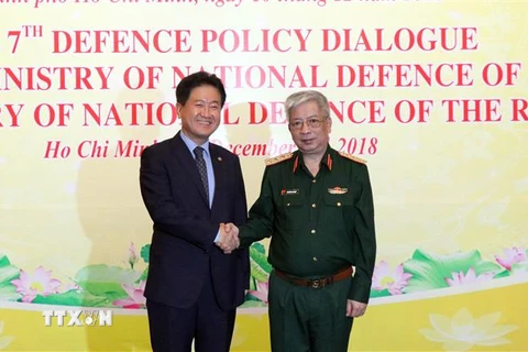 Thượng tướng Nguyễn Chí Vịnh và ông Suh Choo Suk đồng chủ trì Đối thoại Chính sách Quốc phòng Việt Nam-Hàn Quốc lần thứ 7. (Ảnh: Xuân Khu/TTXVN)