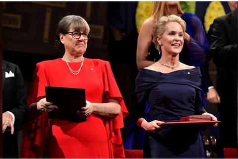 Bà Donna Strickland nhận giải Nobel Vật Lý và bà Frances H.Arnold nhận giải Nobel Hóa học. (Nguồn: Reuters)