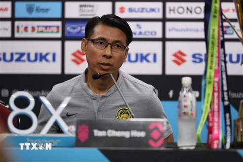 HLV của đội tuyển Malaysia Tan Cheng Hoe phát biểu tại buổi họp báo. (Ảnh: Hoàng Linh/TTXVN)