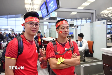 Ngày 11/12, rất đông cổ động viên Việt Nam đã lên đường sang Malaysia cổ vũ đội tuyển Việt Nam trong trận chung kết lượt đi AFF Cup 2018. (Ảnh: TTXVN phát)