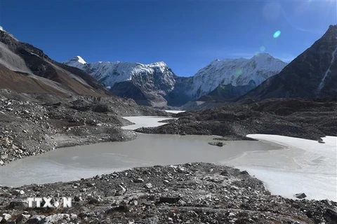 Hồ băng tan chảy từ đỉnh núi ở Solukhumbu, cách thủ đô Kathmandu của Nepal 140km về phía đông bắc, ngày 22/11/2018. (Ảnh: AFP/ TTXVN)