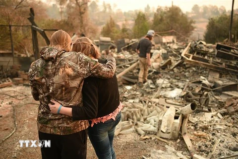 Nhiều ngôi nhà bị thiêu rụi trong vụ cháy rừng tại Paradise, California, Mỹ. (Ảnh: AFP/TTXVN phát)