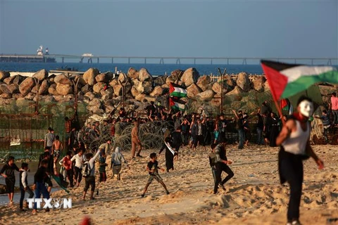Xung đột giữa người biểu tình Palestine và binh sỹ Israel ở phía bắc Dải Gaza ngày 19/11/2018. (Ảnh: THX/ TTXVN)