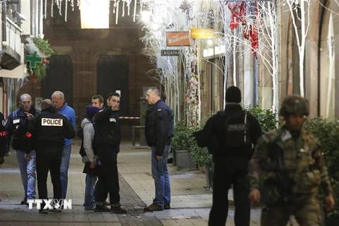 Cảnh sát điều tra tại hiện trường vụ xả súng ở Strasbourg, Pháp ngày 11/12/2018. (Ảnh: THX/ TTXVN)