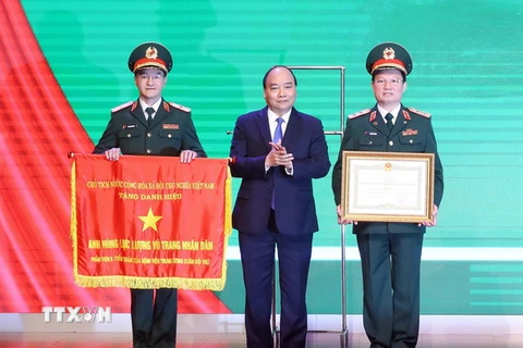 Thủ tướng Nguyễn Xuân Phúc trao tặng Danh hiệu Anh hùng lực lượng vũ trang Nhân dân thời kỳ kháng chiến chống Pháp cho Bệnh viện Trung ương Quân đội 108. (Ảnh: Thống Nhất/TTXVN)