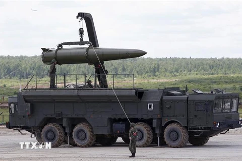 Hệ thống tên lửa đạn đạo Novator 9M729 của Nga được giới thiệu tại Diễn đàn kỹ thuật - quân sự quốc tế ở Kubinka, ngoại ô Moskva ngày 17/6/2015. (Ảnh: REUTERS/ TTXVN)
