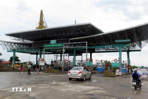 Trước sự phản đối của các lái xe, Trạm thu phí Mỹ Lộc (Nam Định) buộc phải xả trạm để tránh ùn tắc giao thông. (Ảnh: Văn Đạt/TTXVN)