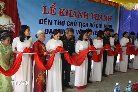 Các đại biểu cắt băng khánh thành Đền thờ chủ tịch Hồ Chí Minh và Đại tướng Võ Nguyên Giáp. (Ảnh: Trịnh Bang Nhiệm/TTXVN)