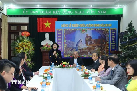 Phó Chủ tịch nước Đặng Thị Ngọc Thịnh chúc mừng Ủy ban Đoàn kết Công giáo Việt Nam. (Ảnh: Phương Hoa/TTXVN)