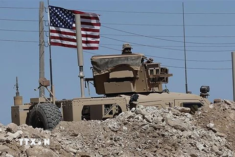 Binh sỹ Mỹ tại một trạm gác mới được lắp đặt gần khu vực xung đột căng thẳng giữa lực lượng dân quân Manbij được Mỹ hậu thuẫn với các tay súng được Thổ Nhĩ Kỳ bảo trợ tại Manbij, miền Bắc Syria ngày 4/4/2018. (Ảnh: AP/ TTXVN)