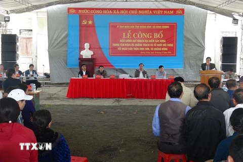 Lãnh đạo tỉnh Quảng Bình đối thoại với người dân vùng xây dựng nhà máy Nhiệt điện Quảng Trạch. (Ảnh: Đức Thọ/TTXVN)
