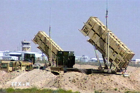 Hệ thống tên lửa Patriot được quân đội Mỹ triển khai tại căn cứ không quân Sheikh al-Jaber ở Kuwait. (Ảnh: AFP/TTXVN)