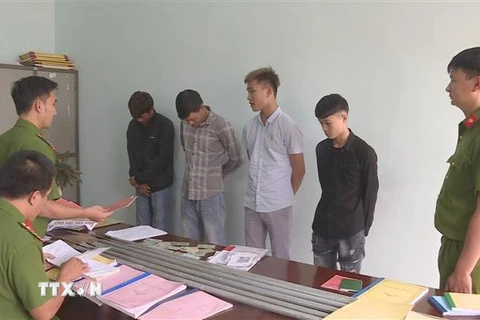Cơ quan Cảnh sát điều tra Công an huyện Krông Năng làm việc với các đối tượng tại trụ sở. (Ảnh: TTXVN phát)