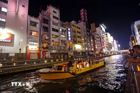 Khu phố hình thành phố đi bộ và còn có dịch vụ đi thuyền trên sông dành cho du khách. (Ảnh: Huy Hùng/TTXVN)