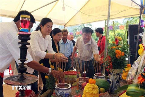 Lễ giỗ tập thể lần thứ 40 các nạn nhân trong vụ thảm sát Ba Chúc. (Ảnh: Công Mạo/TTXVN)